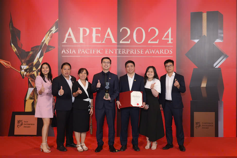 Bamboo Capital Group CEO Nguyen Tung Lam (holding the trophy) and employees celebrate winning the Corporate Excellence title for four consecutive years from 2021-2024. Photo courtesy of BCG.