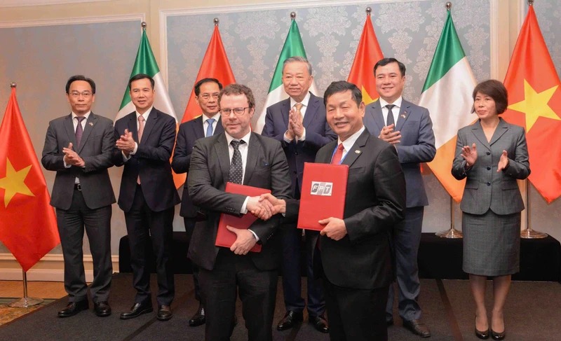 FPT chairman Truong Gia Binh (right, front) and professor Cathal Gurrin, head of the ADAPT Research Center at Dublin City University, exchange a memorandum of discussion in Dublin on October 3, 2024. Photo courtesy of Nhan Dan (The People) newspaper.