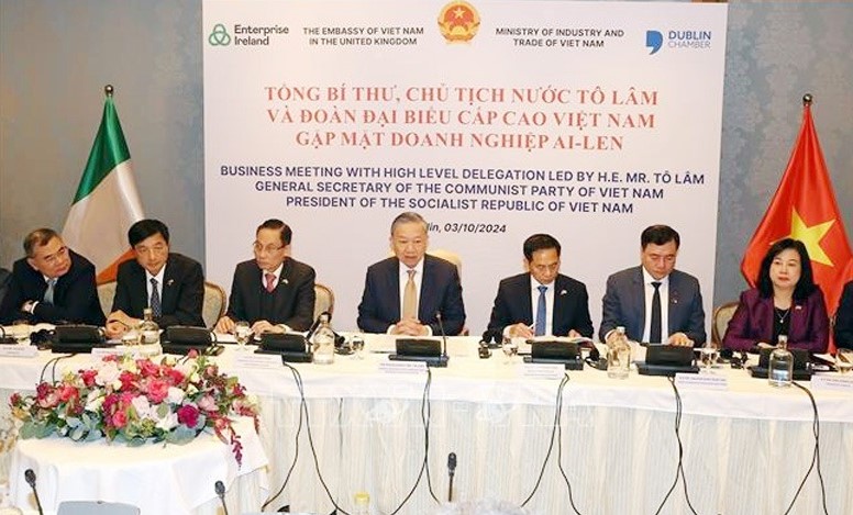 Party General Secretary and State President To Lam (center) at a meeting with Irish businesses in Dublin on October 3, 2024. Photo courtesy of Vietnam News Agency.