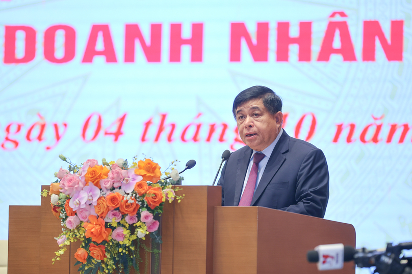 Minister of Planning and Investment at a meeting with outstanding businesses, in Hanoi on October 4, 2024. Photo courtesy of the government news portal.