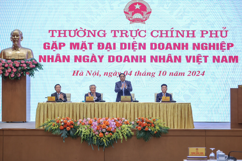 Prime Minister Pham Minh Chinh (standing) at a meeting with outstanding businesses in Hanoi on October 4, 2024. Photo courtesy of the government news portal.