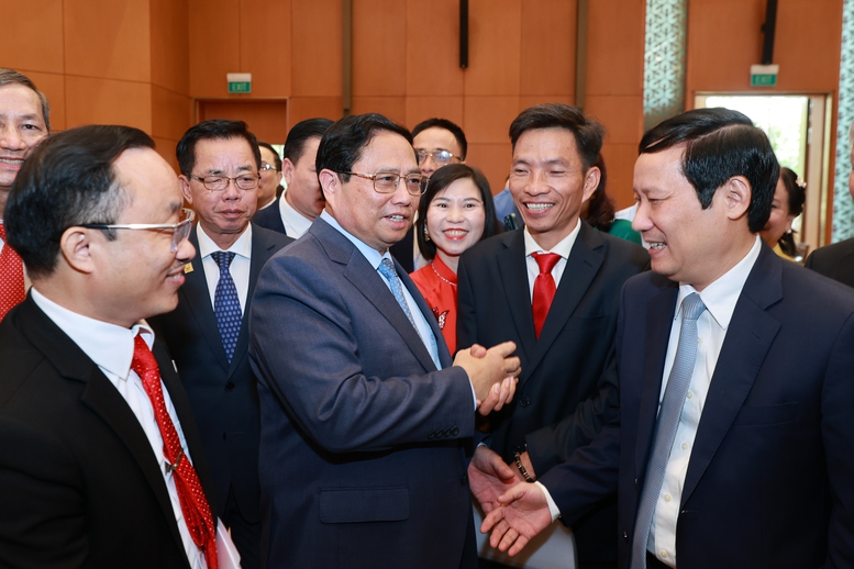 Prime Minister Pham Minh Chinh (center) meets with executives of Vietnamese firms, October 4, 2024. Photo courtesy of the government's news portal.