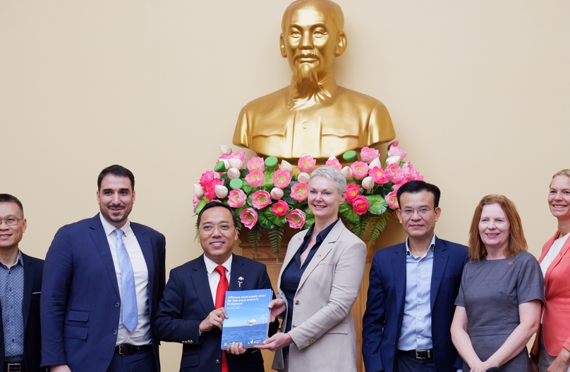  Norwegian Ambassador to Vietnam Hilde Solbakken (fourth, right) hands over the report to Deputy Minister of Industry and Trade Nguyen Hoang Long in Hanoi, October 4, 2024. Photo by The Investor/Minh Tuan.