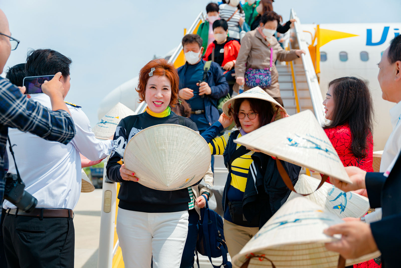 South Korean tourists arrive in Khanh Hoa province, central Vietnam. Photo courtesy of Saigon Times.