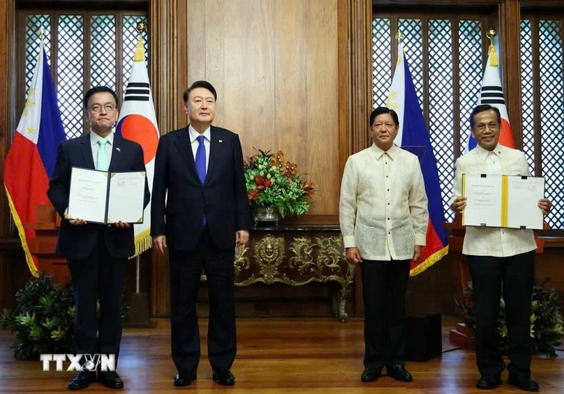 Philippine President Ferdinand Marcos Jr. (second, right) and his Korean counterpart Yoon Suk Yeol (second, left) at the signing ceremony of the MoU in Manila, October 7, 2024. Photo courtesy of Yonhap/VNA.