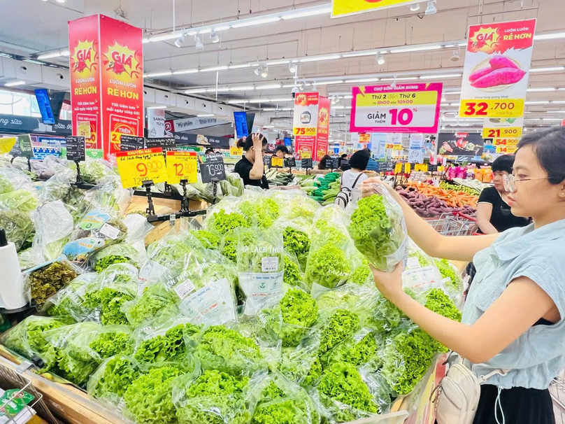 Customers at a supermarket in Danang City, central Vietnam. Photo courtesy of Tai Chinh (Finance) magazine.