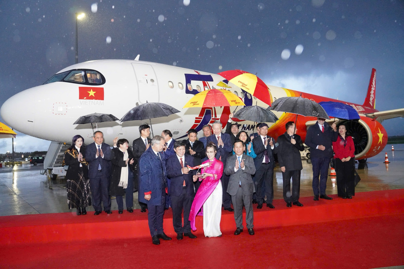 Vietnam’s Party General Secretary and President To Lam (center, back) witnesses the Airbus delivery of an A321 aircraft bearing the image symbolizing the 50th anniversary of Vietnam-France diplomatic relations to Vietjet in Paris during To Lam’s France visit on October 6-7, 2024. Photo courtesy of Vietjet.