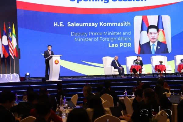  Lao Deputy Prime Minister and Minister of Foreign Affairs Saleumxay Kommasith speaks at the forum. Photo courtesy of https://kpl.gov.la/.