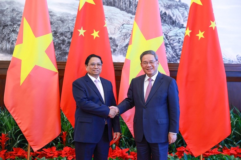 Chinese Premier Li Qiang (right) and Vietnamese Prime Minister Pham Minh Chinh shake hands before their talks in Dalian city, China’s Liaoning province, June 24, 2024. Photo courtesy of the Vietnamese government’s news portal.