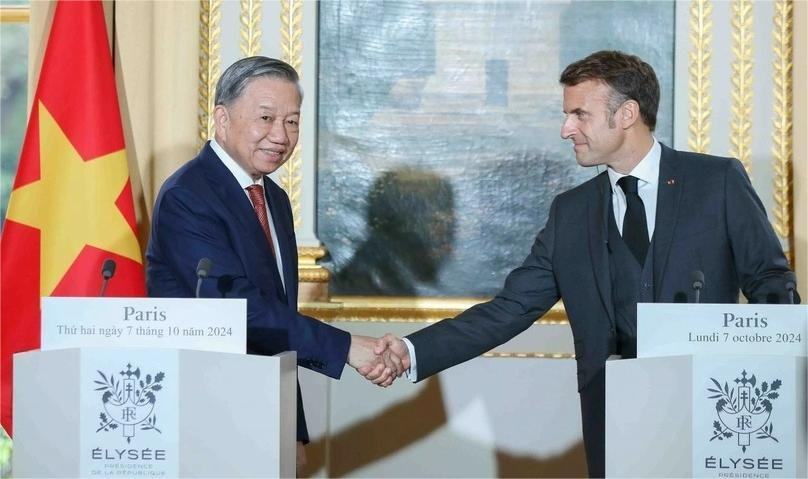 French President Emmanuel Macron (right) and Party General Secretary and President To Lam shake hands in Paris, France, October 7, 2024. Photo courtesy of The gioi & Viet Nam (World & Vietnam) newspaper.