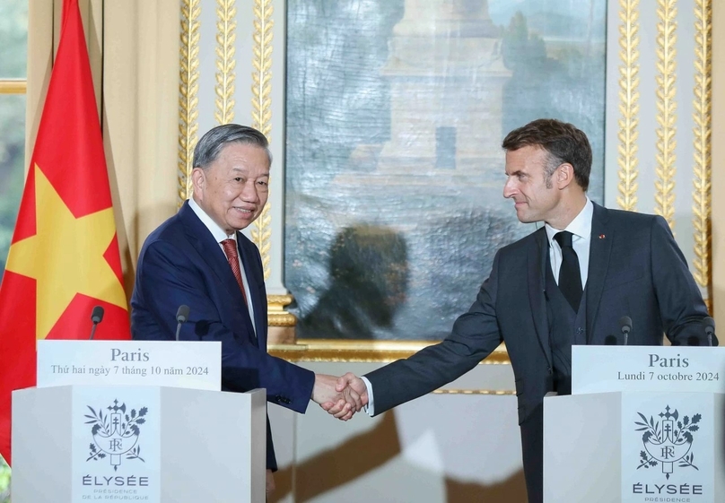 French President Emmanuel Macron (right) and Party General Secretary and President To Lam shake hands in Paris, France, on October 7, 2024. Photo courtesy of The gioi & Viet Nam (World & Vietnam) newspaper.