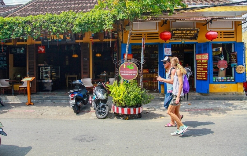 Foreign travelers visit UNESCO-recognized Hoi An ancient town, Quang Nam province, central Vietnam. Photo courtesy of VOV.