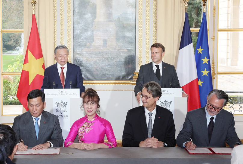 Vietjet chairwoman Nguyen Thi Phuong Thao (front, second left), Vietjet CEO Dinh Viet Phuong (front, first left), president and CEO of Safran Olivier Andriès (front, 2nd right), president and CEO of CFM Gaël Méheust (front, first right), sign the agreement for the supply of more than 400 LEAP-1B engines and engine services at the Élysée Palace in Paris, in the presence of Vietnam’s Party General Secretary and President To Lam (back, left) and French President Emmanuel Macron (back, right). Photo courtesy of Vietjet.