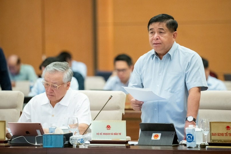 Minister of Planning and Investment Nguyen Chi Dung (standing) presents a government report on socio-economic development in 2024 and targets for 2025 at a meeting with the Standing Committee of the National Assembly in Hanoi, October 9, 2024. Photo courtesy of the National Assembly's news portal.