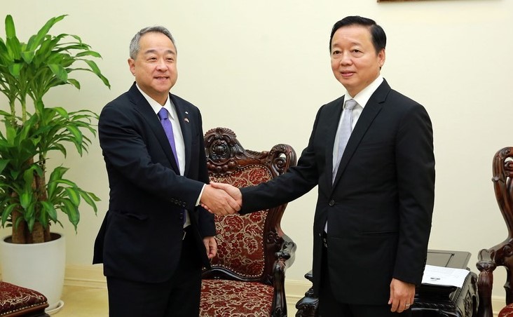 Deputy Prime Minister Tran Hong Ha (right) and president and CEO of Japan’s Sumitomo Corporation Shingo Ueno meet in Hanoi, October 8, 2024. Photo courtesy of the government’s news portal.