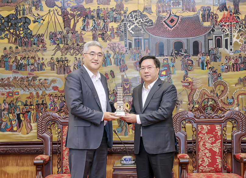 Vinh Phuc Chairman Tran Duy Dong (right) and Han Sung Won, manager of SK Group in Vietnam, at a meeting in the province, northern Vietnam, October 9, 2024. Photo courtesy of Vinh Phuc newspaper.