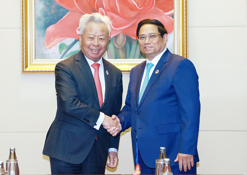 Vietnamese Prime Minister Pham Minh Chinh (right) and AIIB president Jin Liqun at a meeting in Vientiane, Laos, October 10, 2024. Photo courtesy of the government's news portal.