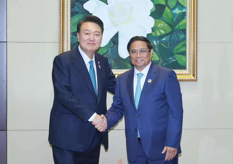 Vietnamese Prime Minister Pham Minh Chinh (right) and South Korean President Yoon Suk-yeol at a meeting in Vientiane, Laos, October 10, 2024. Photo courtesy of the government's news portal.