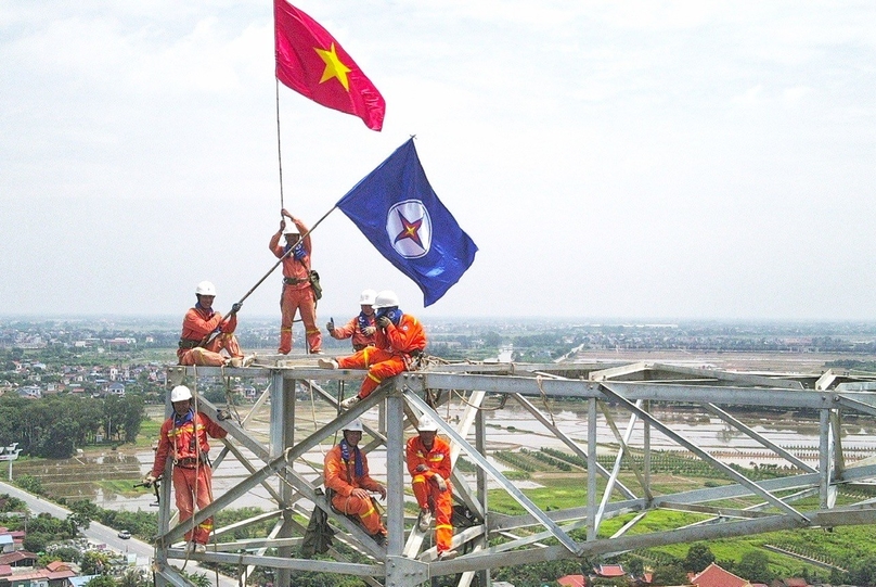 EVN staff working at circuit 3 of the 500-kV power line. Photo courtesy of EVN.