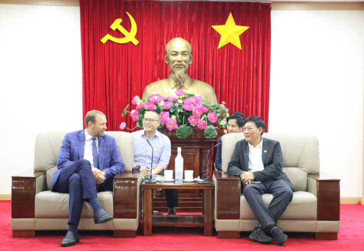 William Nathan Franklin (left), chairman and CEO of Pacifico Energy, and Binh Duong Vice Chairman Mai Hung Dung at a meeting in Binh Duong province, southern Vietnam, October 10, 2024. Photo courtesy of Binh Duong news portal.