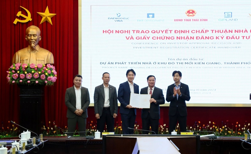 Thai Binh Chairman Nguyen Khac Than (right, second) grants an investment registration certificate to a four-member consortium for a new urban area project in the northern province, October 10, 2024. Photo courtesy of Thai Binh news portal.