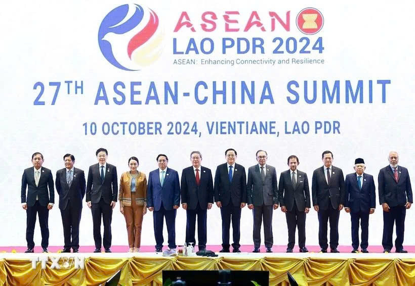 Prime Minister Pham Minh Chinh (fifth, left), heads of ASEAN delegations and Chinese Premier Li Qiang take a group photo. Photo courtesy of VNA.