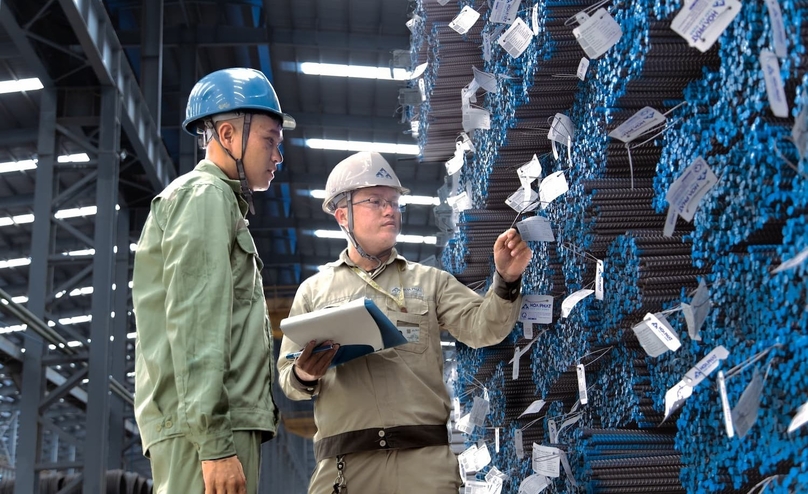  Hoa Phat Group staff check construction steel products. Photo courtesy of Hoa Phat. 