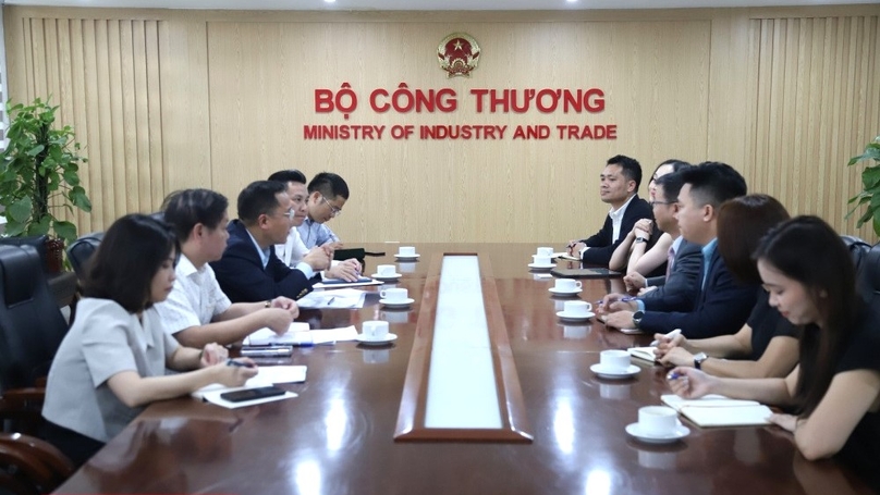 Delegations of the Ministry of Industry and Trade (left) and Sungrow Renewables at a meeting in Hanoi, October 14, 2024. Photo courtesy of Cong Thuong (Industry & Trade) magazine.