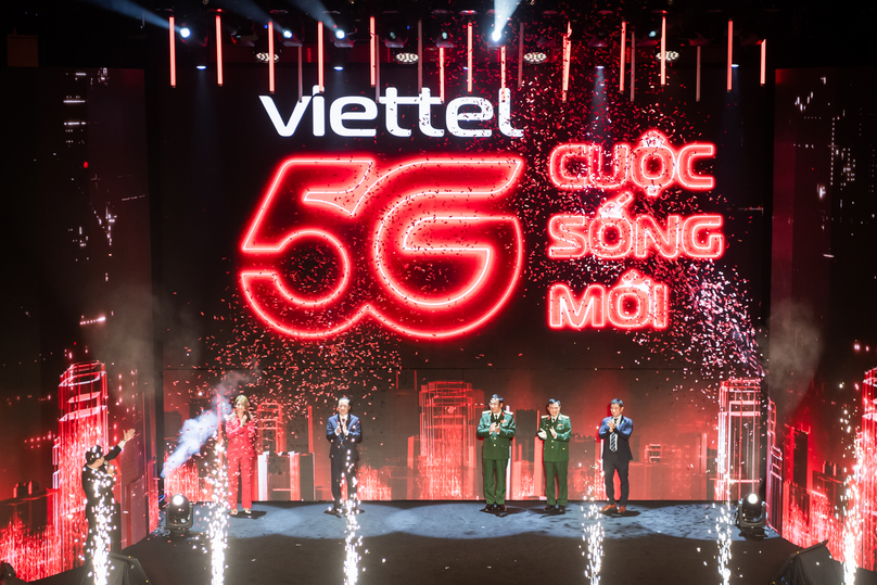 Rita Mokbel (left), head of Ericsson Vietnam; Tao Duc Thang (right, second), chairman and general director of Viettel, at the launching ceremony of Viettel 5G service in Hanoi, October 15, 2024. Photo courtesy of Viettel.