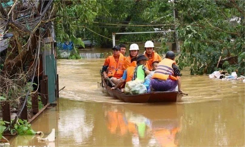 Residents living near the Red River in northern Vietnam move to safe areas as water level rises. Photo courtesy of Vietnam News Agency.