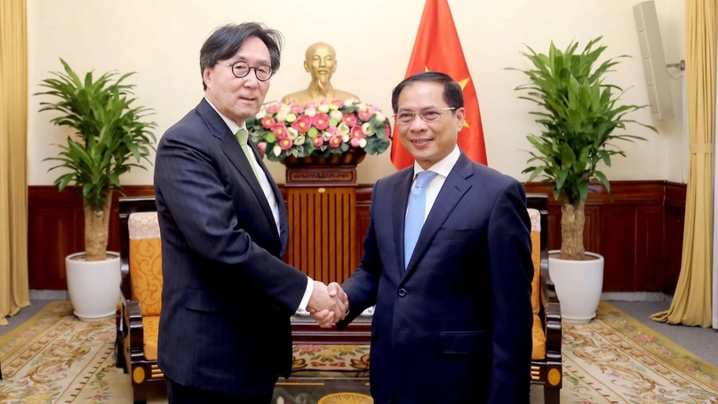 Yoon Suk Yeol (left), special advisor on foreign affairs and security to the South Korean President, and Bui Thanh Son, Deputy Prime Minister-Minister of Foreign Affairs, at a meeting in Hanoi, October 15, 2024. Photo courtesy of The World & Vietnam Report newspaper.