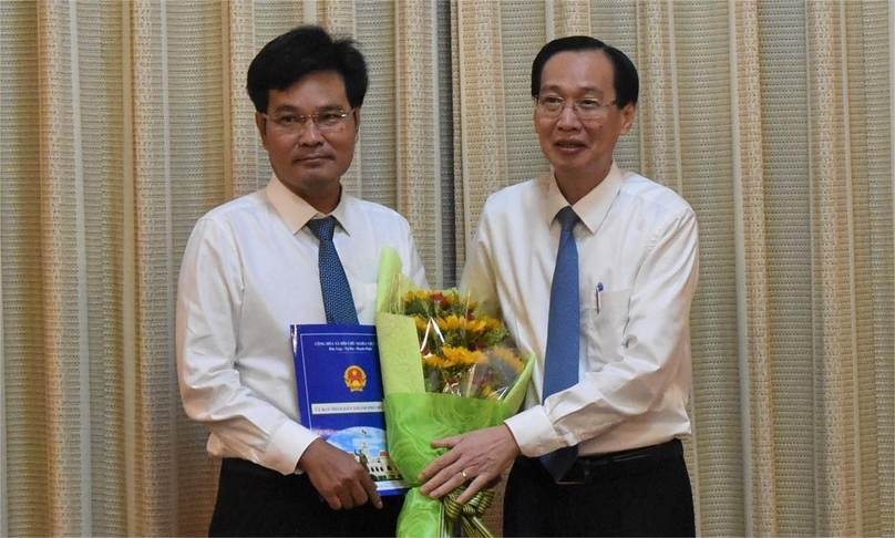 Bui Thanh Tan (left) when receiving the appointment decision to become director of Ho Chi Minh City Urban Infrastructure Construction Investment Project Management Board. Photo courtesy of Thanh Nien (Young People) newspaper.