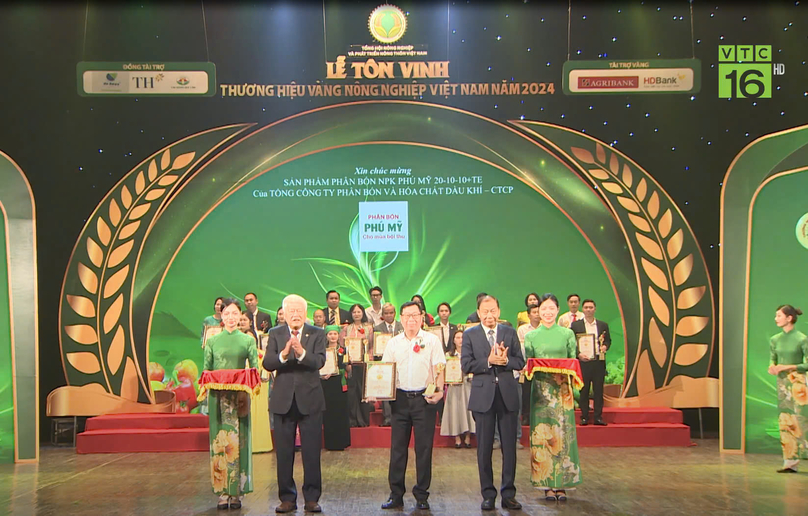  A representative of PVFCCo with the Vietnam Golden Agricultural Brand 2024 award. Photo courtesy of the company.