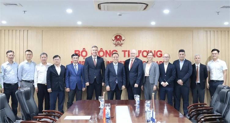 Deputy Minister of Industry and Trade Nguyen Hoang Long (center) meets with a Finnish delegation in Hanoi, October 15, 2024. Photo courtesy of the ministry.