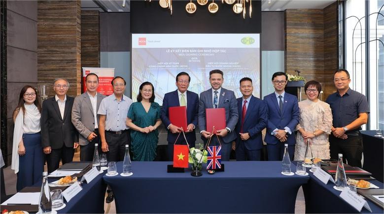 Dr. Nguyen Anh Tuan (left, sixth), standing vice chairman of VAFIE, signs an MoU with Pulkit Abrol (right, fifth), managing director of ACCA for Asia Pacific, October 16, 2024. Photo by The Investor.