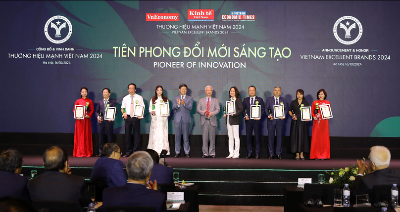 A DNSE representative (first, left) receives the Vietnam Excellent Brands – Pioneer of Innovation award. Photo courtesy of the company.