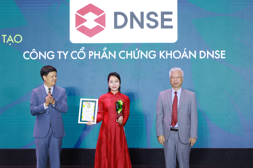  A DNSE representative receives the award. Photo courtesy of the company.