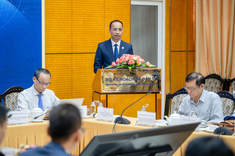 Nguyen Canh Hung (standing), head of business banking at SeABank. Photo by The Investor.