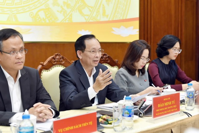 State Bank of Vietnam Deputy Governor Dao Minh Tu (second, left) speaks at a press meeting in Hanoi, October 17, 2024. Photo courtesy of SBV.