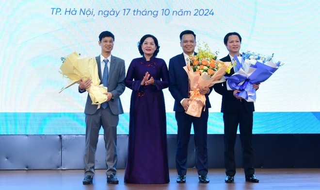 From left: Nguyen Viet Dung, new member of VietinBank’s board of directors; State Bank of Vietnam Governor Nguyen Thi Hong; Nguyen Tran Manh Trung, new CEO; and Do Thanh Son. Photo courtesy of An Ninh Thu Do (Capital’s Security) newspaper.