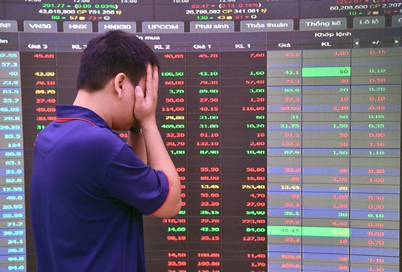 A stock trader in front of an electronic board. Photo courtesy of Znews. 