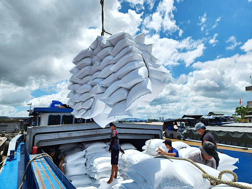  Rice loaded onto ships for export. Photo courtesy of Tuoi Tre (Youth) newspaper.