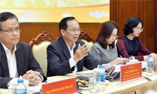 State Bank of Vietnam Deputy Governor Dao Minh Tu (second, left) speaks at a press meeting in Hanoi, October 17, 2024. Photo courtesy of SBV.