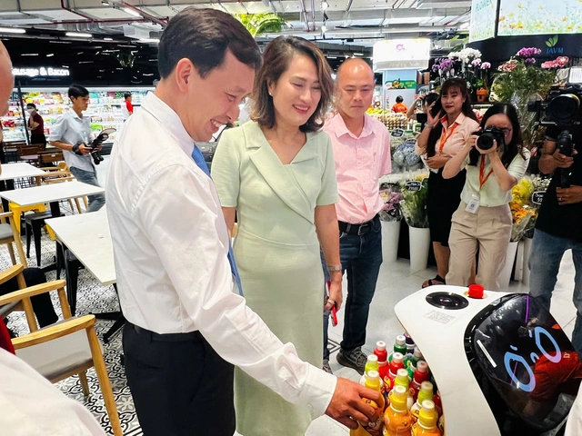 An AI Robot serves customers at the Co.opXtra Long Binh supermarket in the Vinhomes Grand Park urban area, Phuoc Thien street, Long Binh ward, Thu Duc city, HCMC, October 18, 2024. Photo courtesy of Co.opXtra.