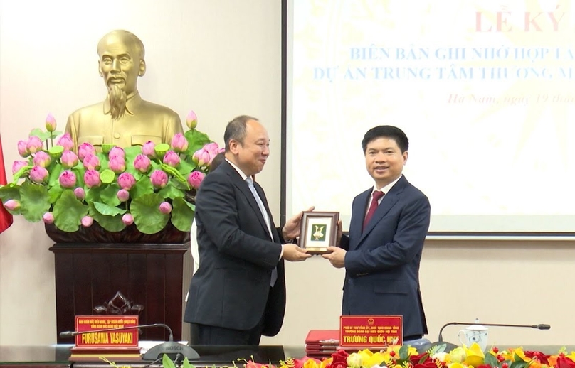 Ha Nam Chairman Truong Quoc Huy (right) and Aeon Vietnam general director Furusawa Yasuyaki at a signing ceremony in the province, northern Vietnam, October 19, 2024. Photo courtesy of Ha Nam TV.