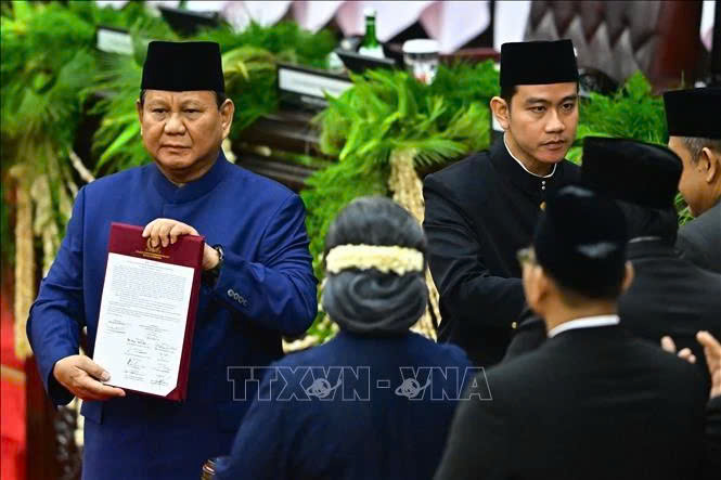  Prabowo Subianto (left) takes over as new president of Indonesia on October 20, 2024. Photo courtesy of Xinhua/VNA