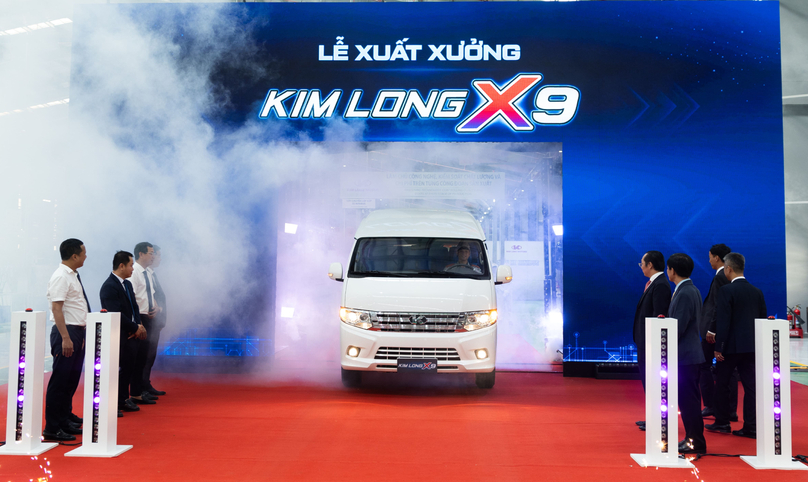 The first Kim Long X9 minibus rolls off the production line at the Kim Long Motor Hue Automobile Manufacturing and Assembly Industrial Park in Thua Thien Hue province, central Vietnam. Photo courtesy of Kim Long Motor.