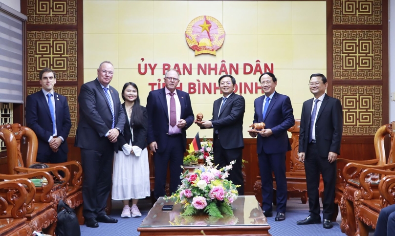 PNE CEO Per Hornung Pedersen (fourth, left) and Binh Dinh Party Committee Secretary Ho Quoc Dung (third, right) at a meeting in Binh Dinh province, central Vietnam, on October 22, 2024. Photo courtesy of Binh Dinh newspaper.