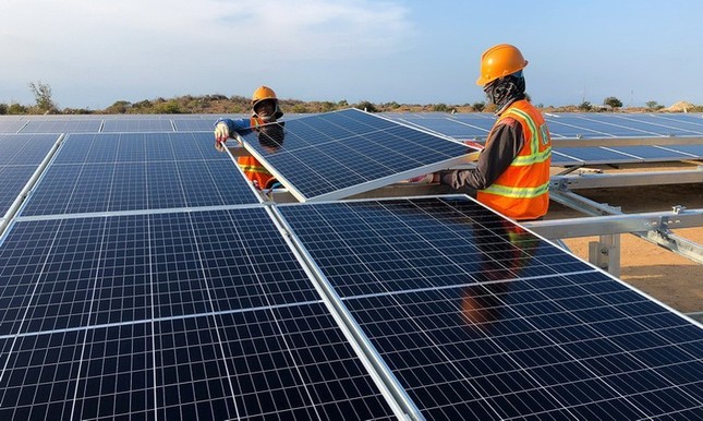 Workers install a rooftop solar power system. Photo courtesy of Tien Phong (Vanguard) newspaper.