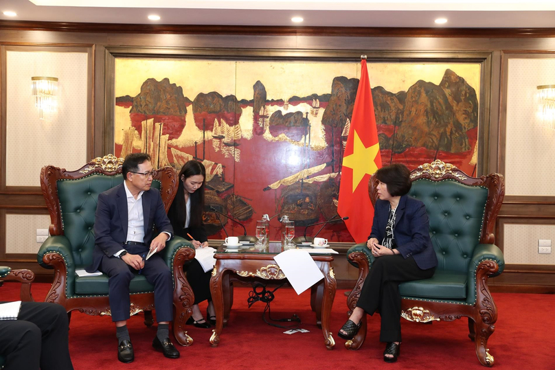 Deputy Minister of Planning and Investment Nguyen Thi Bich Ngoc (right) and Samsung Vietnam general director Choi Joo Ho meet in Hanoi, October 23, 2024. Photo courtesy of the Ministry of Planning and Investment.